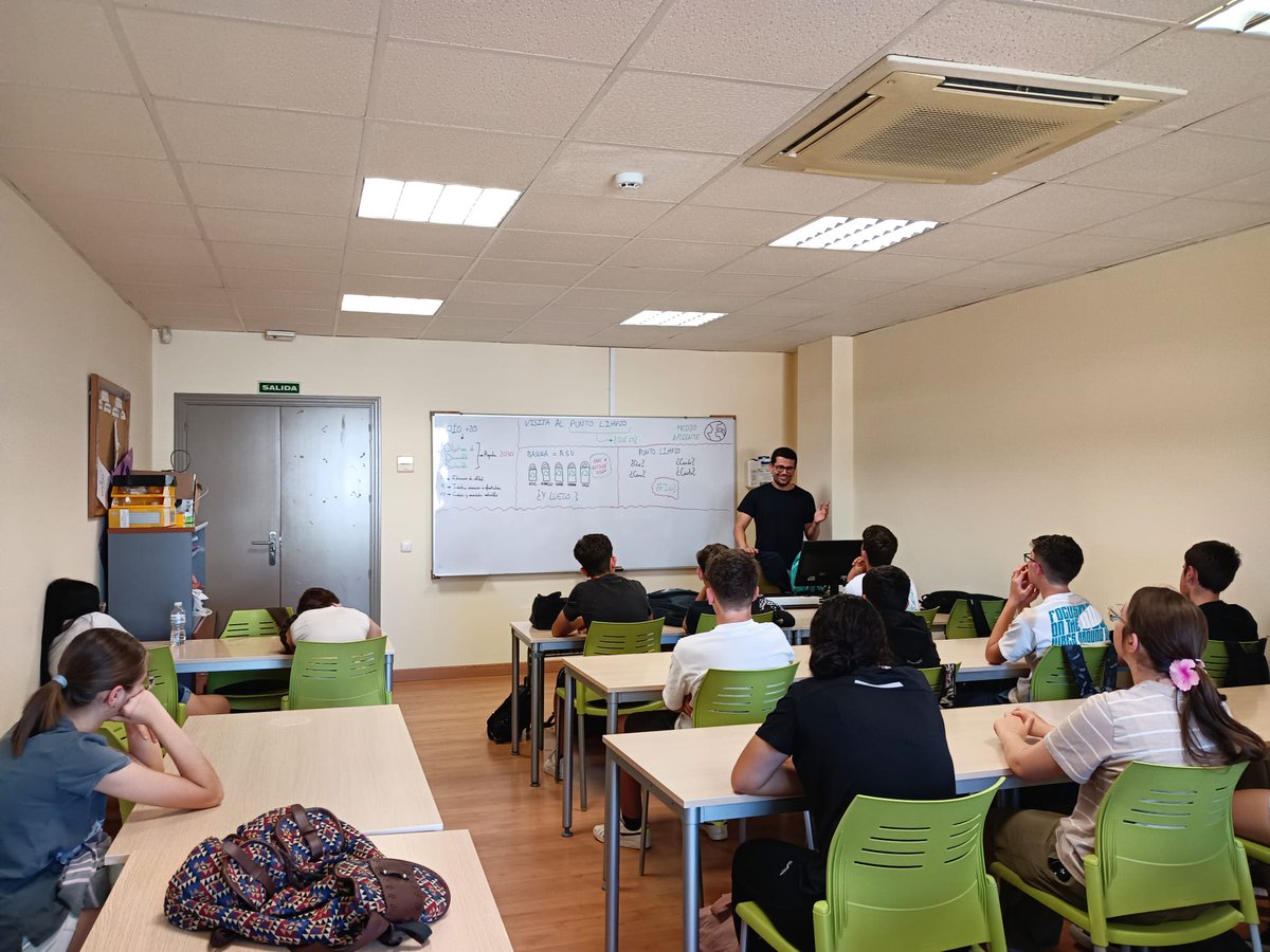 iesrrcc's tweet photo. Alumnos de 2º de ESO de Vélez-Málaga visitaron el punto limpio el 20 y 25 de mayo para aprender sobre gestión y separación de residuos. https://t.co/5F4fLb8bDT