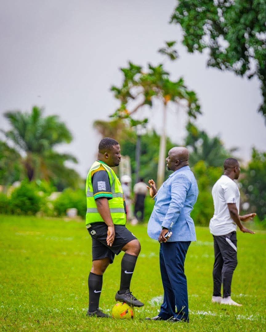 DrAmoakohene's tweet photo. People will think that Mayor is the coach But can you believe he came to me on the field about Krofoum Market? Keep up the hard work my reliable Mayor! 😀🤝 https://t.co/I8zj7OofcM