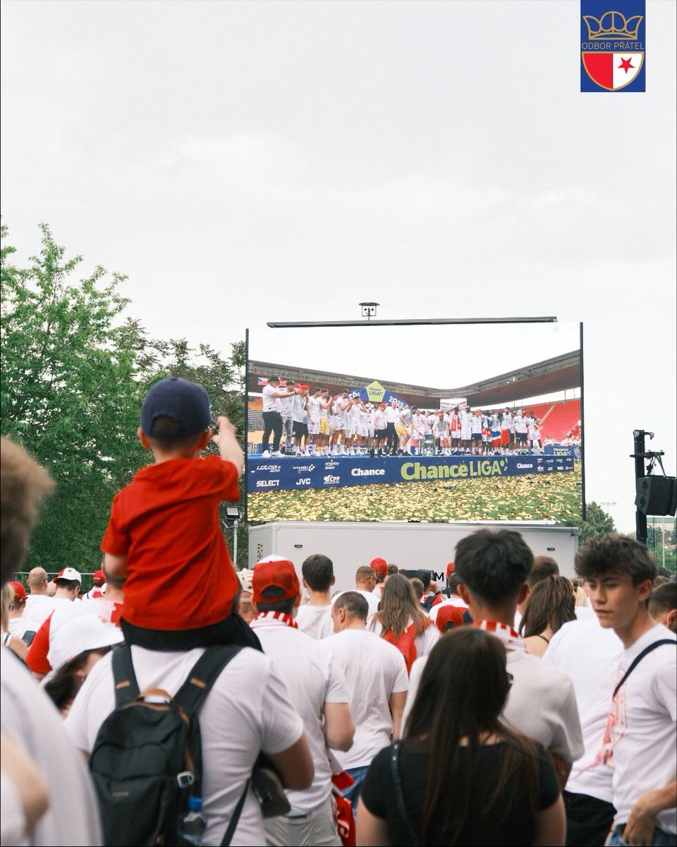odborpratel's tweet photo. Uzavřít sezonu výhrou 3:0 je super, ale vidět takhle narvanou a bavící se fanzónu je ještě lepší. 🏟️🎉

​Obrovský dík každému z vás, kdo v neděli dorazil fandit a spoluvytvářel tuhle červenobílou atmosféru. Užijte si pauzu a brzy naviděnou! ❤️🤍

#odborpratel #prateleslavie #jsmejinde #slaviafans #fanzona