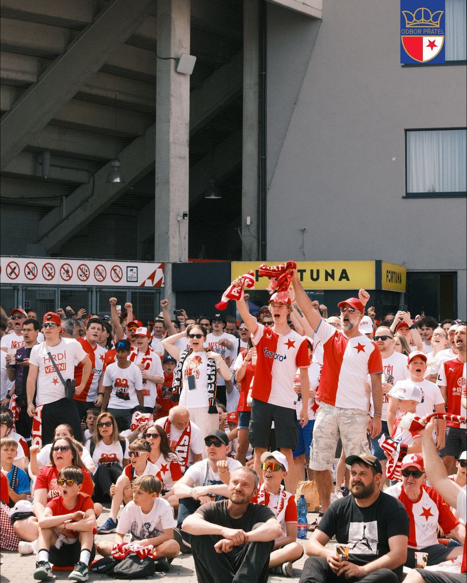 odborpratel's tweet photo. Uzavřít sezonu výhrou 3:0 je super, ale vidět takhle narvanou a bavící se fanzónu je ještě lepší. 🏟️🎉

​Obrovský dík každému z vás, kdo v neděli dorazil fandit a spoluvytvářel tuhle červenobílou atmosféru. Užijte si pauzu a brzy naviděnou! ❤️🤍

#odborpratel #prateleslavie #jsmejinde #slaviafans #fanzona