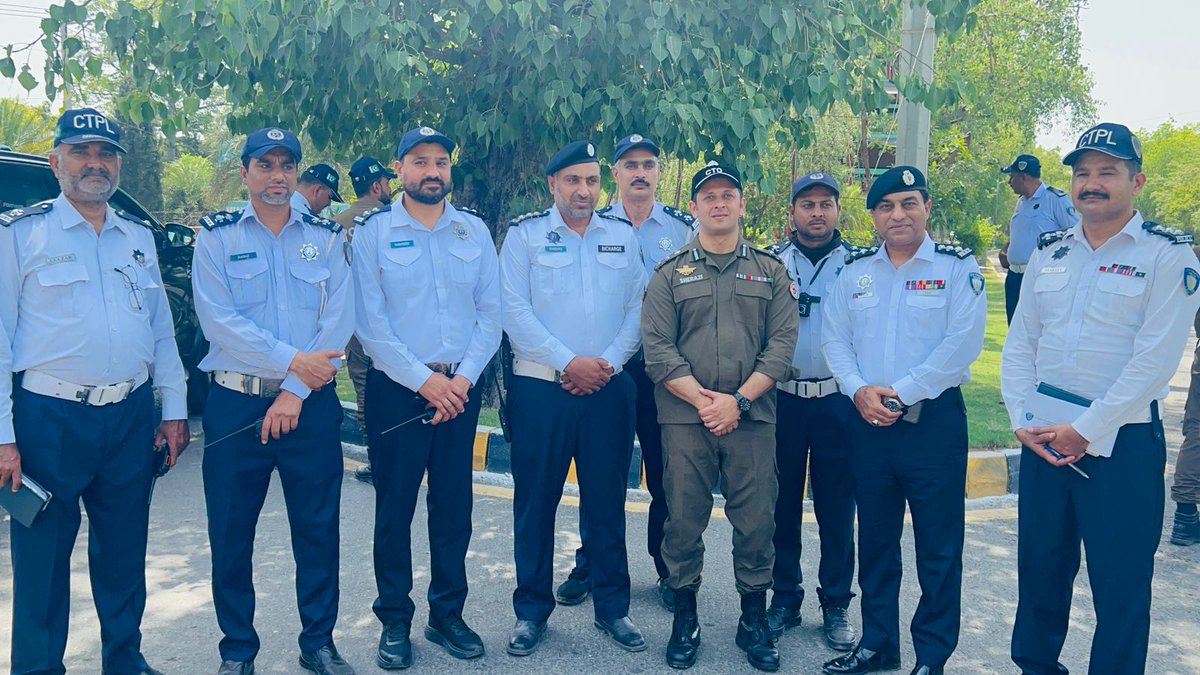 ctplahore's tweet photo. عیدالاضحیٰ پر سی ٹی او لاہور سید عبدالرحیم شیرازی کا شہر کی مختلف شاہراہوں کا دورہ
سی ٹی او لاہور نے ڈیوٹی پر موجود ٹریفک وارڈنز میں عیدی اور مٹھائی تقسیم کی،  ٹریفک وارڈنز محنت، دیانتداری اور لگن سے فرائض انجام دے رہے ہیں،
#lahoretrafficpolice #lahore #IGPunjab #GovtOfPunjab https://t.co/1ujQPii8Vt