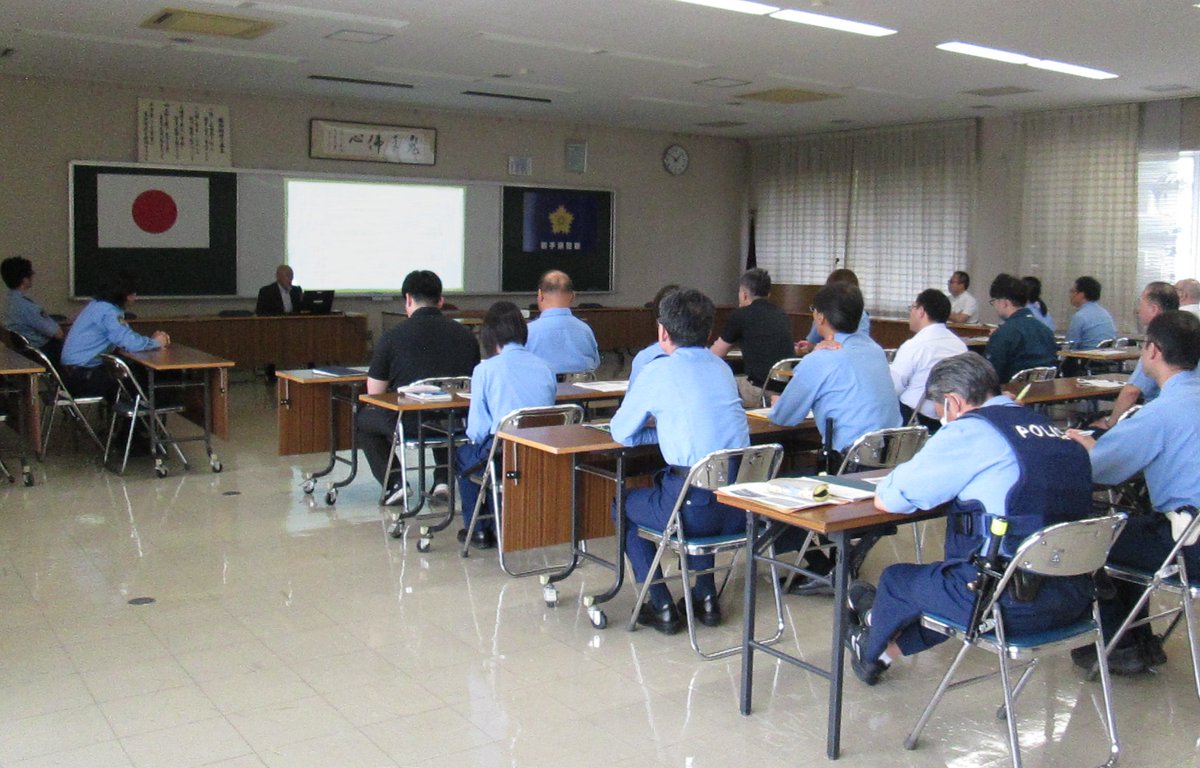 IP_IwatePS's tweet photo. 本日、岩手警察署にて県警OBである西野様から、東日本大震災時の警察活動に関する教養をしていただきました!
震災後、警察官になった職員も多数いることから、大変貴重な経験となりました。
#東日本大震災 #震災伝承 #震災から15年 #岩手警察署 #SuNPoD
https://t.co/TV2lmLswuo https://t.co/7LsbT4jF2S