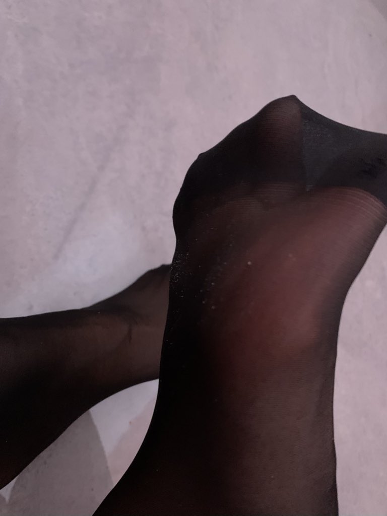 sexymmzr's tweet photo. 妈妈红通通的脚底板散发的酸臭味弥漫着整个房间
贱狗用鼻子无脑吸闻干净脚趾缝脚泥，狗舌头疯狂清扫整个脚底 https://t.co/G7zT1zqvm7