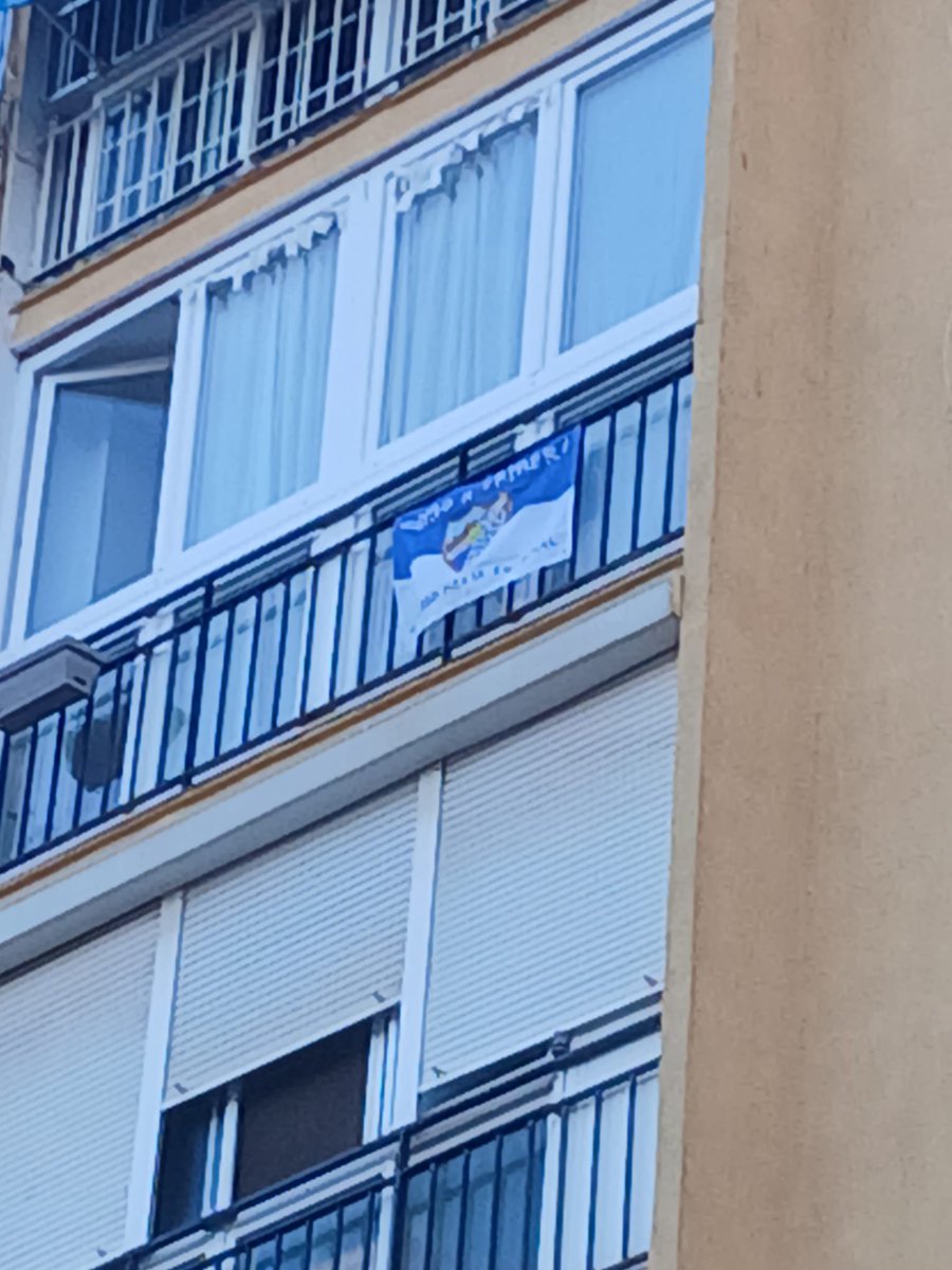 COMEPIPASFRENTE's tweet photo. Por toda nuestra ciudad y en los pueblos, enseñando con orgullo nuestros colores, #VamosMálaga https://t.co/T64ptHuquG