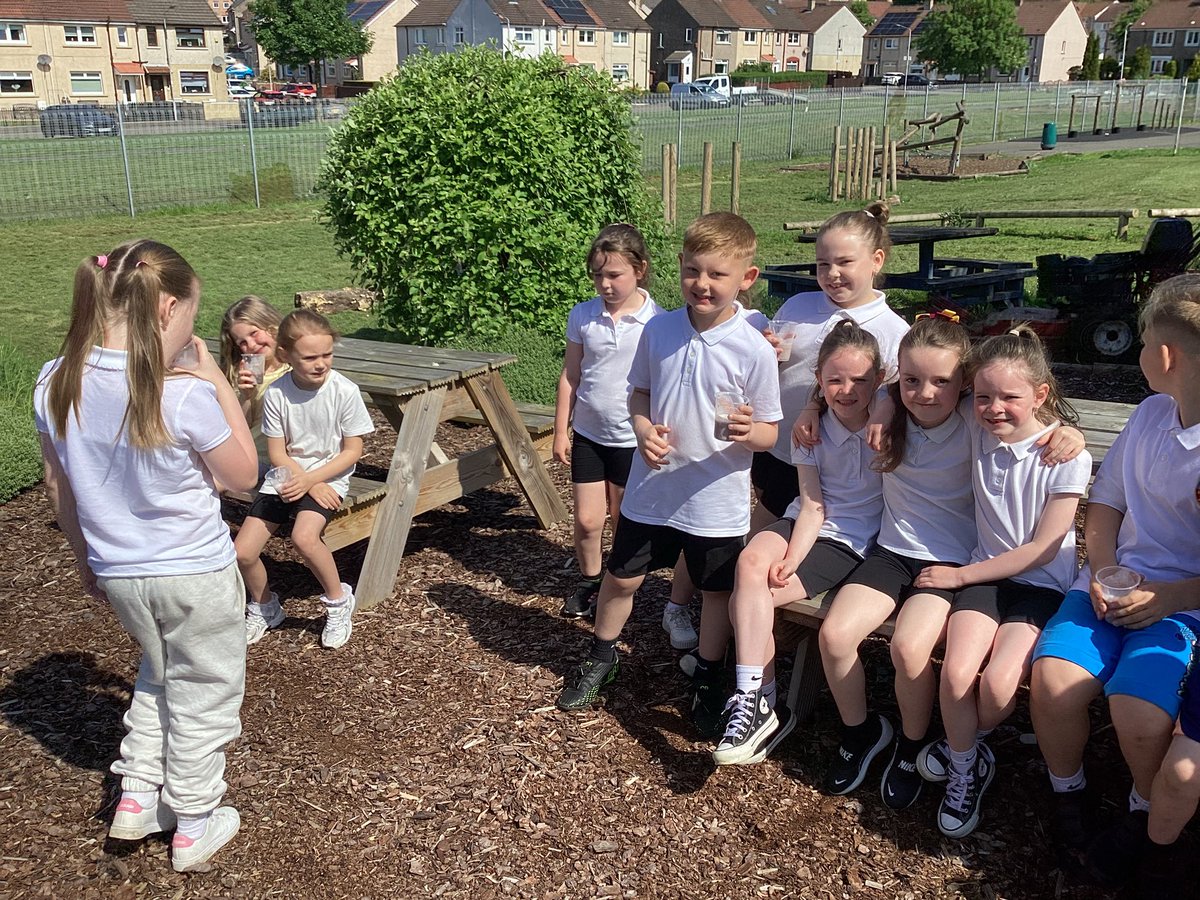 stserfs_3's tweet photo. Primary 3 have enjoyed learning a new dance routine and making smoothies during the first day of our health week 🤩 https://t.co/XQj5lrggrX