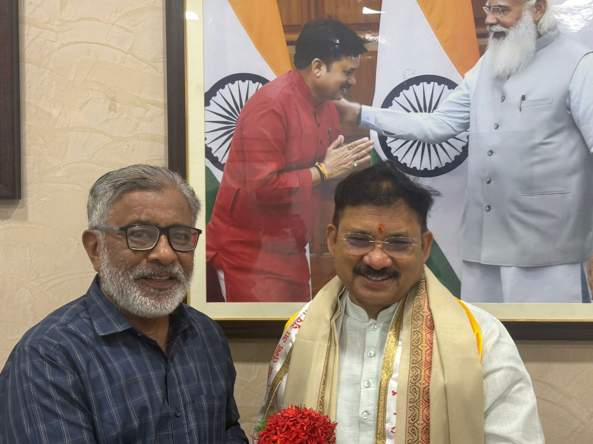 devusinh's tweet photo. નડિયાદની વિવિધ સંસ્થાઓના હોદ્દેદારો દ્વારા માનદ ડોક્ટરેટની પદવી મળવા નિમિત્તે સાંસદ સેવા કેન્દ્ર, નડિયાદ ખાતે સ્નેહ અને સન્માન આપવા બદલ  સૌ આગેવાનો- વડીલોનો હૃદયપૂર્વક આભાર વ્યક્ત કરું છું.

1/2 https://t.co/TwdrSQv1zh
