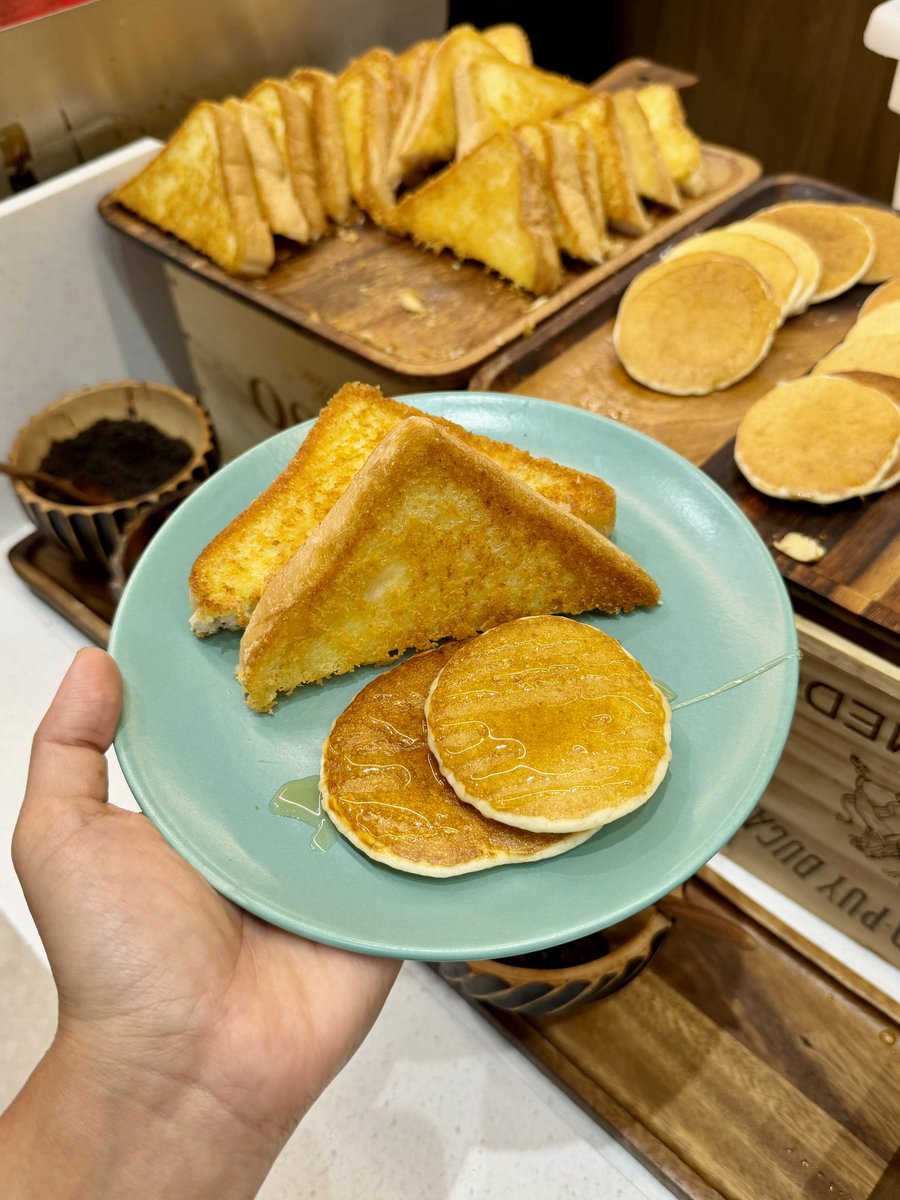 whatdoueattoday's tweet photo. คือแอบให้ sizzler โฉมใหม่ได้มั้ย✨ เค้ากลับมาแบบจัดเต็มจริง สลัดบาร์ของคือแน่น ชีสโทสต์หยิบได้ไม่ไม่อั้นนน🍞🧀 เพิ่มแพนเค้กกับทอปปิ้งมาเพิ่มด้วย เค้าปรับใหม่ทุกโซนเลย อย่างโซนขนมปัง แครกเกอร์ก็มี guacamole &amp; tortilla chips🥑 เพิ่มมาด้ว��� ไม่พอแค่นี้นะ https://t.co/12uPM50KwK