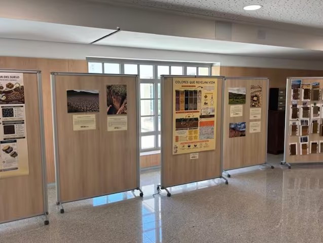 gir_sqs's tweet photo. En el📌 Aulario del Campus La Yutera podéis aún disfrutar de la exposición "ℰ𝓁 𝓈𝓊𝑒𝓁𝑜: 𝓊𝓃 𝓂𝓊𝓃𝒹𝑜 𝒷𝒶𝒿𝑜 𝓃𝓊𝑒𝓈𝓉𝓇𝑜𝓈 𝓅𝒾𝑒𝓈", que tiene como objetivo dar visibilidad a los suelos, un recurso con un papel fundamental en el funcionamiento de los ecosistemas https://t.co/cy7Nst9Mzv