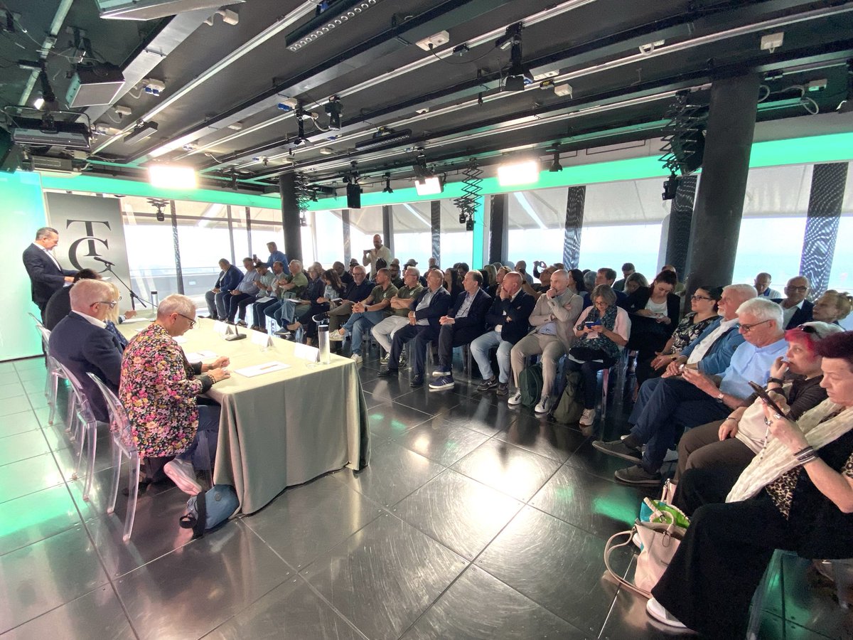 CislNazionale's tweet photo. Tappa a Genova oggi per la Segretaria Generale della #Cisl #DanielaFumarola che concluderà i lavori del Consiglio Generale della Cisl Liguria. 
Una regione costretta a misurarsi con i propri limiti fisici, collegamenti complessi, territori interni fragili, una popolazione che invecchia più rapidamente che altrove. 
Ma che allo stesso tempo ha saputo costruire eccellenze industriali, portuali, tecnologiche, turistiche, agroalimentari, logistiche. @CislLiguria  #lavoro