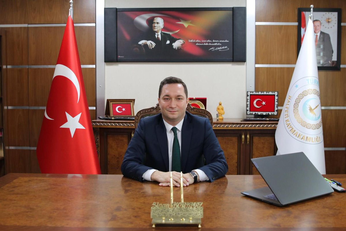halfetikm's tweet photo. Kıymetli Halfetili Hemşehrilerim,

Birlik, beraberlik ve paylaşmanın en güzel şekilde yaşandığı mübarek Kurban Bayramı’na ulaşmanın mutluluğunu yaşıyoruz. Bayramlar; kardeşliğin güçlendiği, sevgi ve dayanışmanın arttığı özel zamanlardır.

Bu vesileyle, ihtiyaç sahiplerini gözeterek, büyüklerimizi ziyaret ederek ve çocuklarımızın bayram sevincine ortak olarak bayramın manevi iklimini hep birlikte yaşayacağımıza inanıyorum.

Kurban Bayramı’nın ilçemize, ülkemize ve tüm İslam âlemine sağlık, huzur ve bereket getirmesini temenni ediyor; tüm vatandaşlarımızın bayramını en içten dileklerimle kutluyorum.

Sevgi ve saygılarımla,