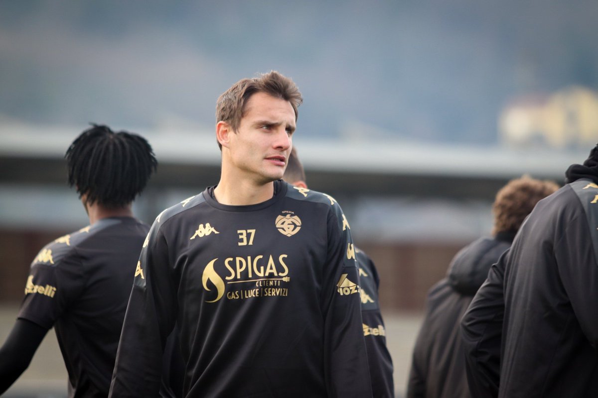 cefoza's tweet photo. Kromě tria z Premier League (Souček, Krejčí, Hladký) se letos nevyhnuli sestupu ani další 🇨🇿 v zahraničí:

Žambůrek (Heracles) - 2. 🇳🇱
Květ (Dender) - 2. 🇧🇪
Matějů (Spezia) - 3. 🇮🇹
Buffon (Pisa/Pontendera) - 2./4. 🇮🇹
Vitásek (OC Charleroi) - 3. 🇧🇪
Akindileni (Morecambe) - 6. 🏴󠁧󠁢󠁥󠁮󠁧󠁿 https://t.co/mxQnw6vaqb