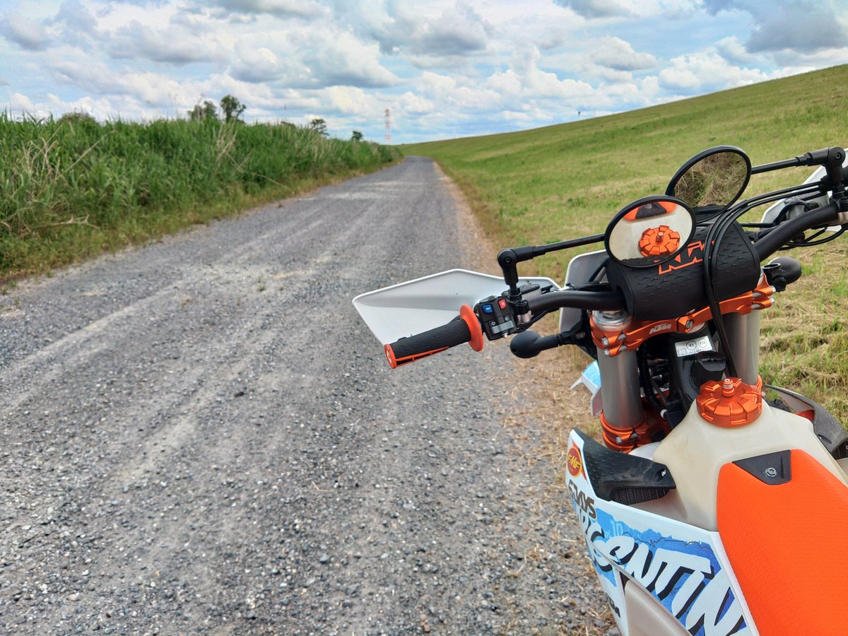 KTM819O4's tweet photo. #浮き砂利高速ダート #StoneKing #MC360
前後ともMC360の方がバランスが良かったです!(^-^ゞ https://t.co/q0NEArBWfC