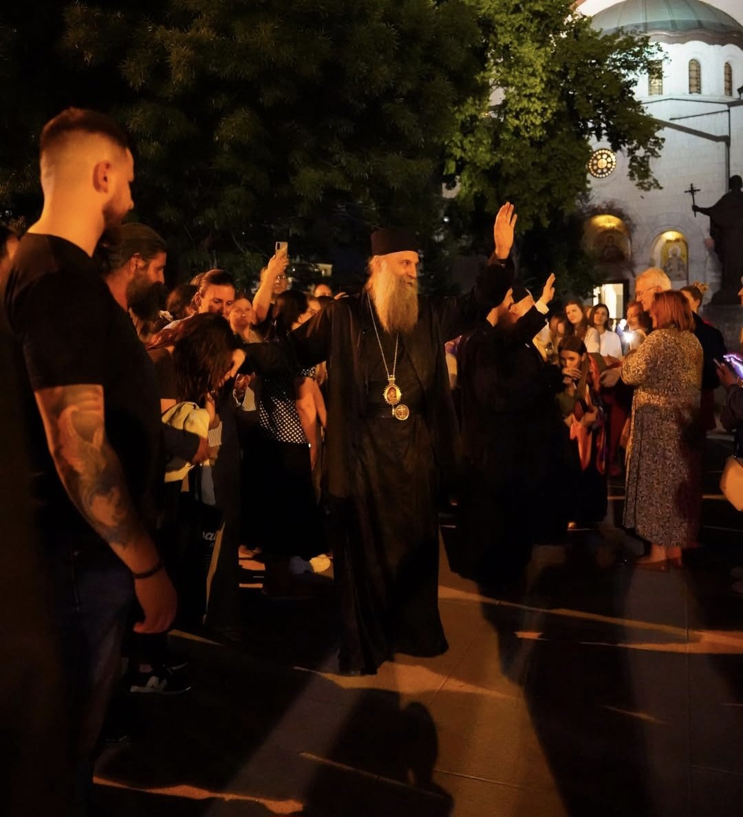 Milosfc87's tweet photo. @PrelepiMishke @Zeky_Priest Синоћ је у редовима био и патријарх Порфирије...народ га одушевљено опколио узимајући благослов и желећи са њим да поприча.

Па зар ови студенти нису говорили да ће га јахати и да не сме међу народ и да је ћацијарх.

И сад ти пишеш како тамо неко подржава вас.

О будалетине глупе https://t.co/JuOgwLf8k0