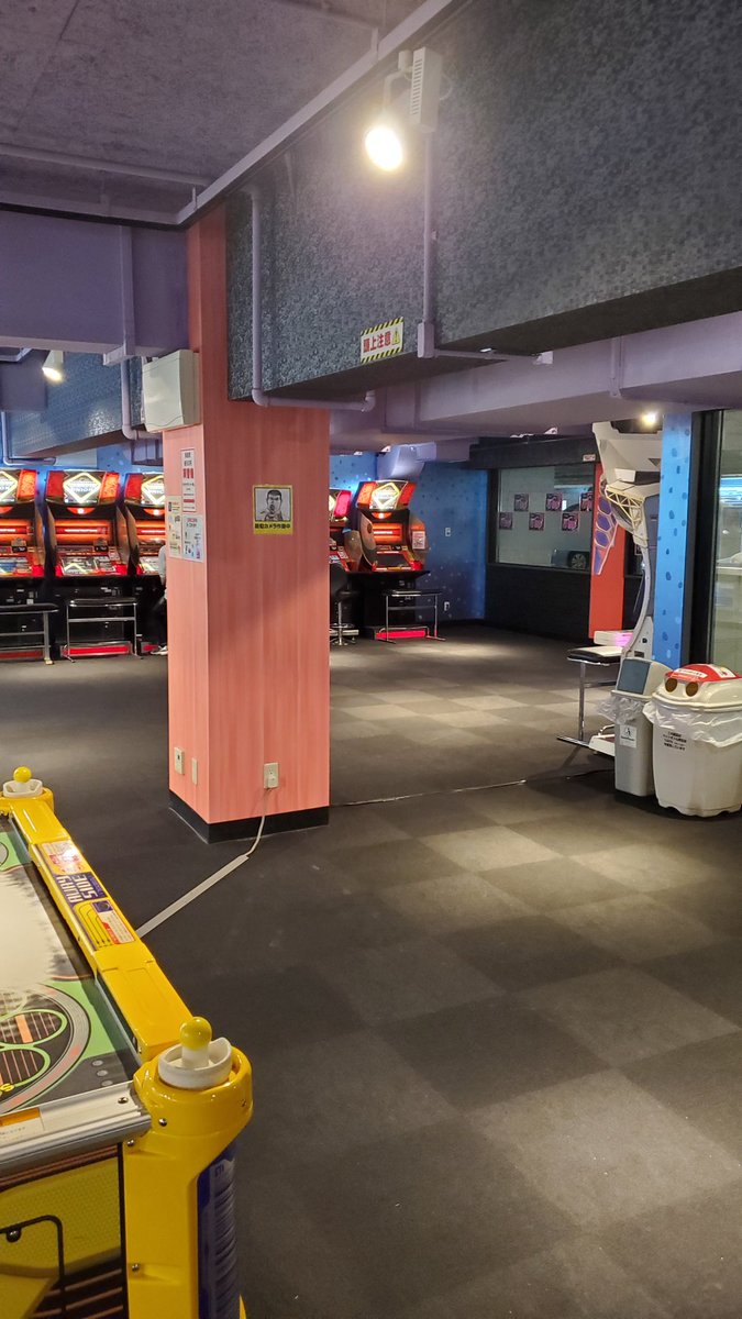 2RAP5's tweet photo. 他はクレーンゲームもたくさんあるしスロットも豊富二回にもちょくちょくゲーム置いてあって結構いいね。フレンドパークに出てくるアトラクションみたいなの初めて見たw https://t.co/ozgfoR1Ihw