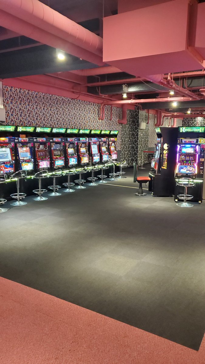 2RAP5's tweet photo. 他はクレーンゲームもたくさんあるしスロットも豊富二回にもちょくちょくゲーム置いてあって結構いいね。フレンドパークに出てくるアトラクションみたいなの初めて見たw https://t.co/ozgfoR1Ihw