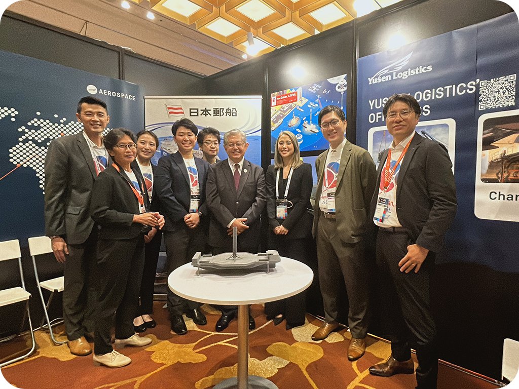 nyklineofficial's tweet photo. 📢シンガポールの宇宙産業向け展示会「GSTCE 2026」に共同出展

日本郵船株式会社と郵船ロジスティクスグローバルマネジメント株式会社は、「Global Space Technology Convention & Exhibition 2026」（GSTCE 2026）に共同出展し、2年連続で参加しました🚀

日本郵船は「From Ocean, To Orbit.」をテーマに洋上宇宙インフラや衛星利活用を紹介し、郵船ロジスティクスは衛星のグローバル一貫輸送などの実績を発信。

また、「Fixing Space’s Broken Supply Chain: How Just-in-Time Launch Becomes Possible」に寿賀大輔が登壇し、Jeremy Chan氏（Singapore Space & Technology Think Tank）との意見交換も実施しました✨

日本郵船グループは今後も、海運とロジスティクスの強みを活かし、宇宙産業の発展に貢献していきます。

詳細についてはリリースをご覧ください🔽
https://t.co/8TLky12otq

#日本郵船 #日本郵船グループ #プレスリリース

📢NYK and Yusen Logistics Jointly Exhibit in Singapore at GSTCE 2026 Showcasing Space Industry Innovation

Nippon Yusen Kabushiki Kaisha and Yusen Logistics Global Management Co., Ltd. jointly exhibited at Global Space Technology Convention & Exhibition (GSTCE) 2026, marking their second consecutive participation.🚀

Under the theme “From Ocean to Orbit,” NYK showcased offshore space infrastructure and satellite utilization, while Yusen Logistics highlighted its capabilities in global transportation of space-related equipment and supply chain solutions.

Daisuke Suga joined the panel discussion “Fixing the Broken Supply Chain of Space: How Just-in-Time Launch Becomes Possible,” and the team also exchanged insights with Jeremy Chan of Singapore Space and Technology Think Tank.✨

By leveraging strengths in maritime operations and logistics, the NYK Group will continue contributing to the advancement of the global space industry.

For more details, please refer to the release below 🔽
https://t.co/KksfHRzqwL

#NYKLine #NYKGroup #PressRelease