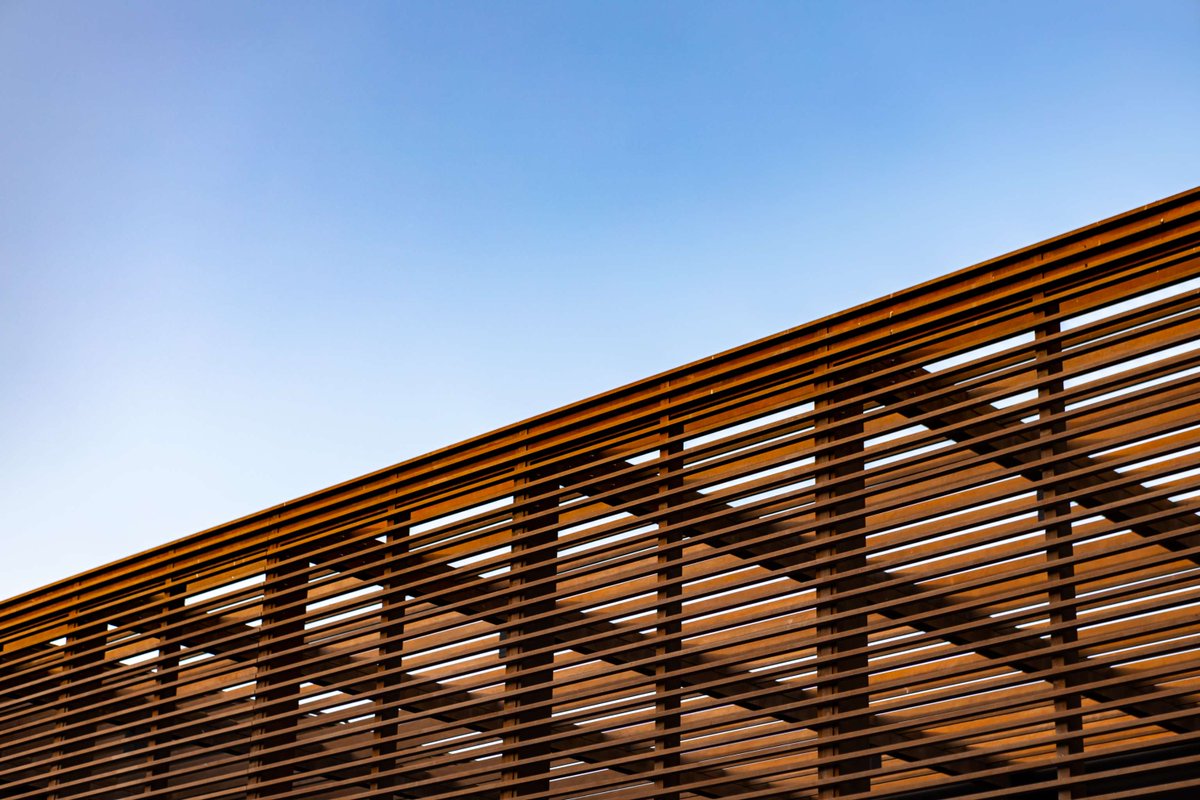 MaderaCastellar's tweet photo. ¿Tienes un ático y no lo usas por el sol? 🔥 Dale vida con nuestras pérgolas para terrazas y áticos. 🏙️🌿 Creamos estructuras de madera a medida que combinan sombra, diseño y bienestar. 
#Aticos #Pérgolas #MaderasCastellar #DecoraciónExterior #HomeDesign https://t.co/F7oyxQ9KgY