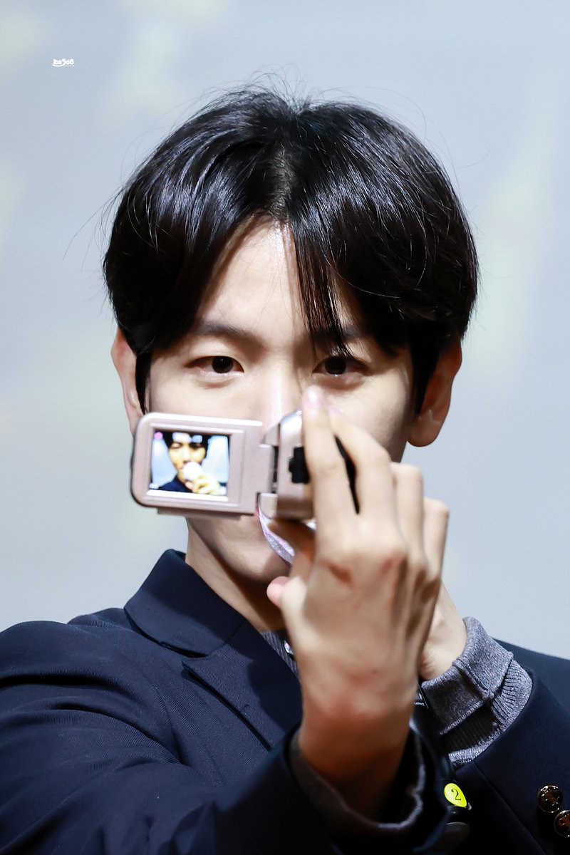 hourly baekhyun 🤍 tweet media
