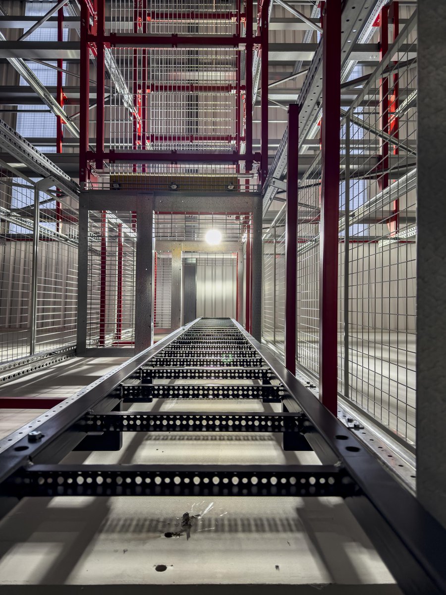 thistlesystems's tweet photo. From empty warehouse to fully automated.

Here is a look at an AutoCube® installation in progress. The engineering involved in these projects is substantial. But for our clients, the outcome is a warehouse that performs at a different level. Ultra-high density. Fully automated. https://t.co/BIL4Eawr6X