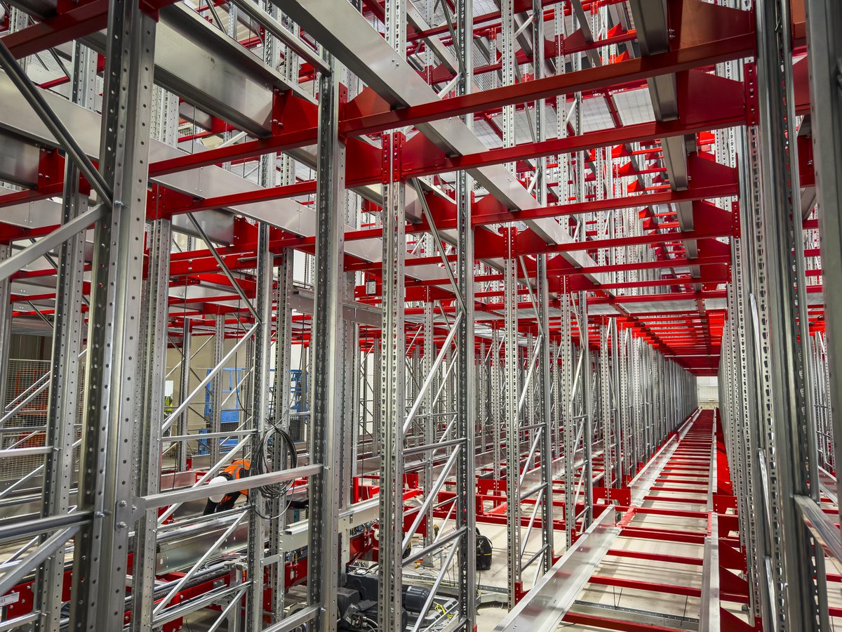 thistlesystems's tweet photo. From empty warehouse to fully automated.

Here is a look at an AutoCube® installation in progress. The engineering involved in these projects is substantial. But for our clients, the outcome is a warehouse that performs at a different level. Ultra-high density. Fully automated. https://t.co/BIL4Eawr6X