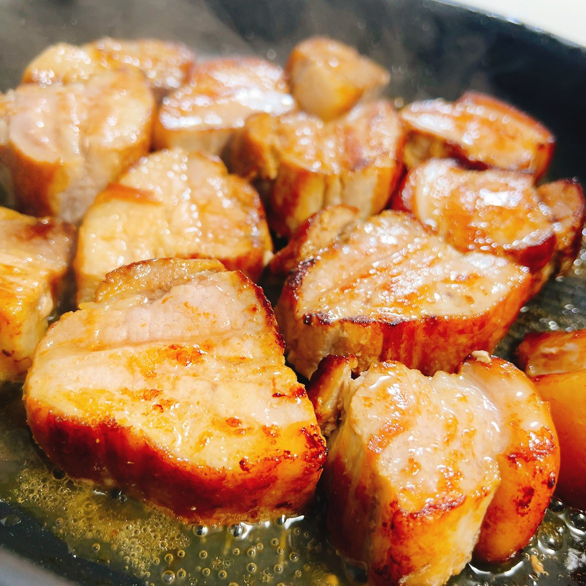 wit_wedding's tweet photo. 今日は帰宅が遅いので仕込み飯！

週に一度の豚の角煮を昨晩から仕込んでます。
焼き目をつけた豚バラを時間をかけてコトコト。

とろうま！

#親父飯 https://t.co/Xbagdmgg4h