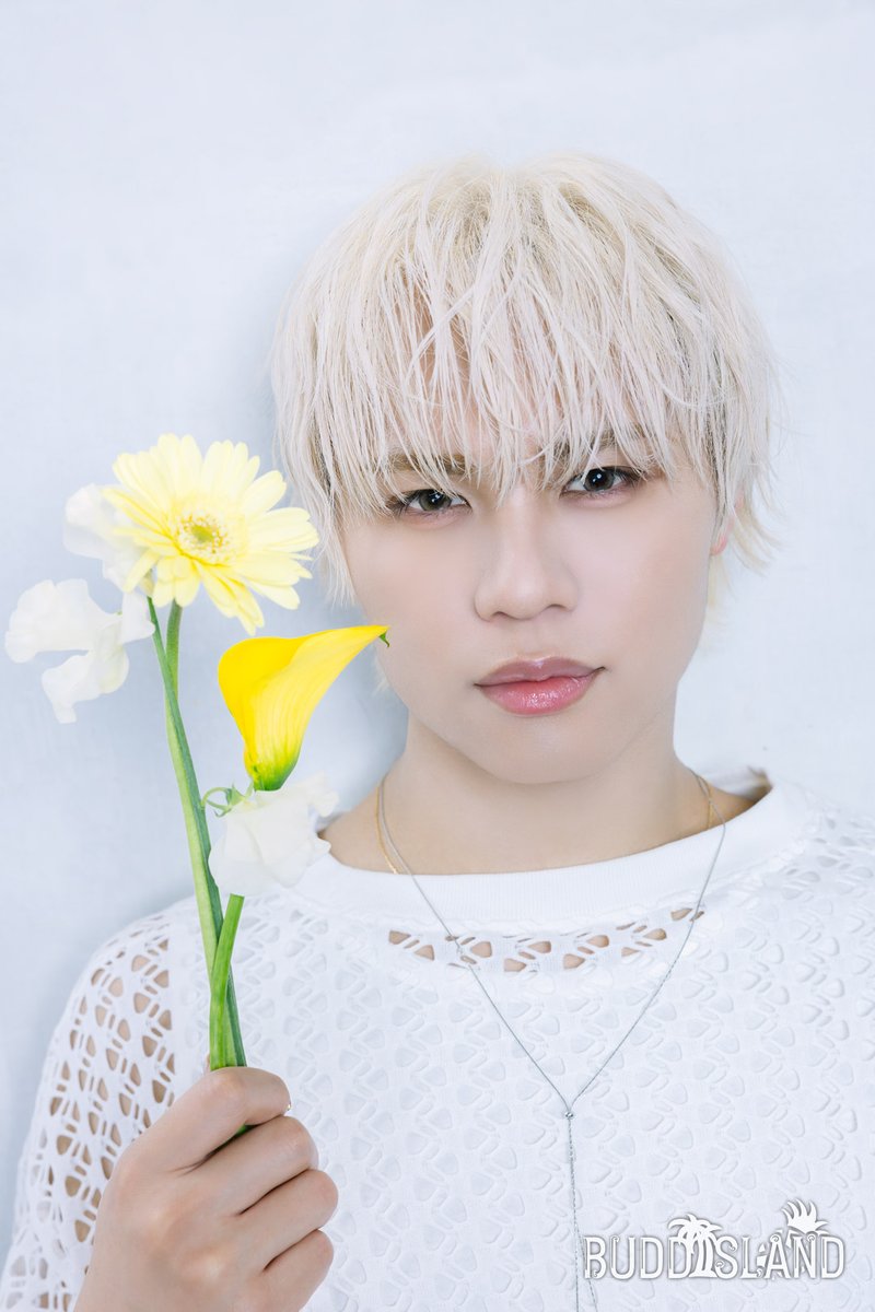 BUDDiiSLAND's tweet photo. ———————————————————
   📌#SHOW ソロカット 先行公開
———————————————————

BUDDiiSLAND会員限定
「BUDDiiSLAND MAGAZiiNE vol.004」
完全撮り下ろしのソロカット📸

#BUDDiiS #BUDDiiSLAND https://t.co/SOiheVl1Ff