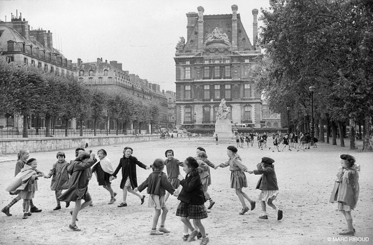 ParisAMDParis's tweet photo. La ronde des enfants aux jardins des Tuileries. 
1953. Paris https://t.co/yOT8ohbHoP