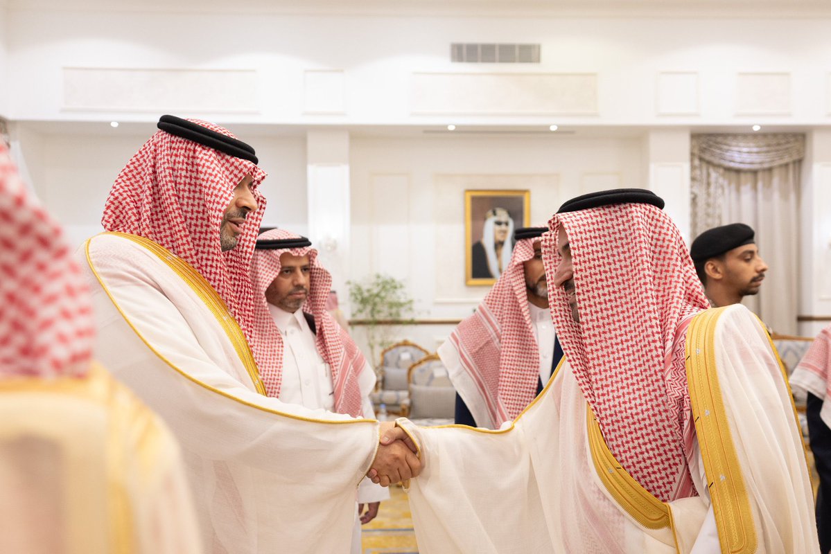 newsfksalsaud's tweet photo. استقبل صاحب السمو الملكي  #الأمير_فيصل_بن_خالد_بن_سلطان #أمير_منطقة_الحدود_الشمالية 
وصاحب السمو الملكي الأمير محمد بن عبدالله بن عبدالعزيز نائب أمير المنطقة اليوم، أصحاب الفضيلة والمعالي والمسؤولين، وقادة القطاعات العسكرية، ومديري الإدارات الحكومية، وشيوخ القبائل ورجال الأعمال، وأهالي المنطقة، الذين قدّموا للسلام على سموهما، وتهنئتهما بهذه المناسبة وبادل سموهما الجميع التهنئة بهذه المناسبة السعيدة، ورفع سمو أمير منطقة باسمه ونيابة عن أهالي المنطقة التهاني لخادم الحرمين الشريفين الملك سلمان بن عبدالعزيز آل سعود، ولصاحب السمو الملكي الأمير محمد بن سلمان بن عبدالعزيز ولي العهد رئيس مجلس الوزراء -حفظهما الله-، سائلًا الله أن يعيد هذه المناسبة على الوطن بالخير والمسرات، وأن يحفظ قيادة المملكة وشعبها.
@fksalsaud