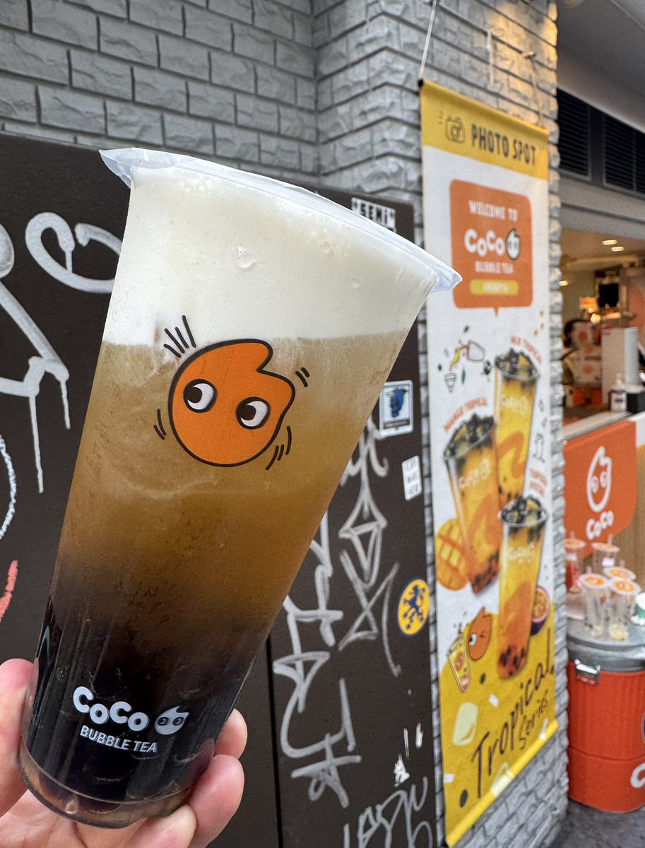oo79864432's tweet photo. CoCo Bubble Tea 🍊  渋谷本店   移転後23回目  😆

このココトカは4月中旬以来。
ふつうに↓
緑茶塩クリーム🍵 M＋タピオカ
リロクラブでトッピング無料🆓  660円
タピ中大粒ツルツルもっちり👍
インバウンド客中心にいつも行列してるお店です👥場所もいいからね。
#タピ活 #タピオカ #ココトカ #coco都可 #cocobubbletea #渋谷センター街