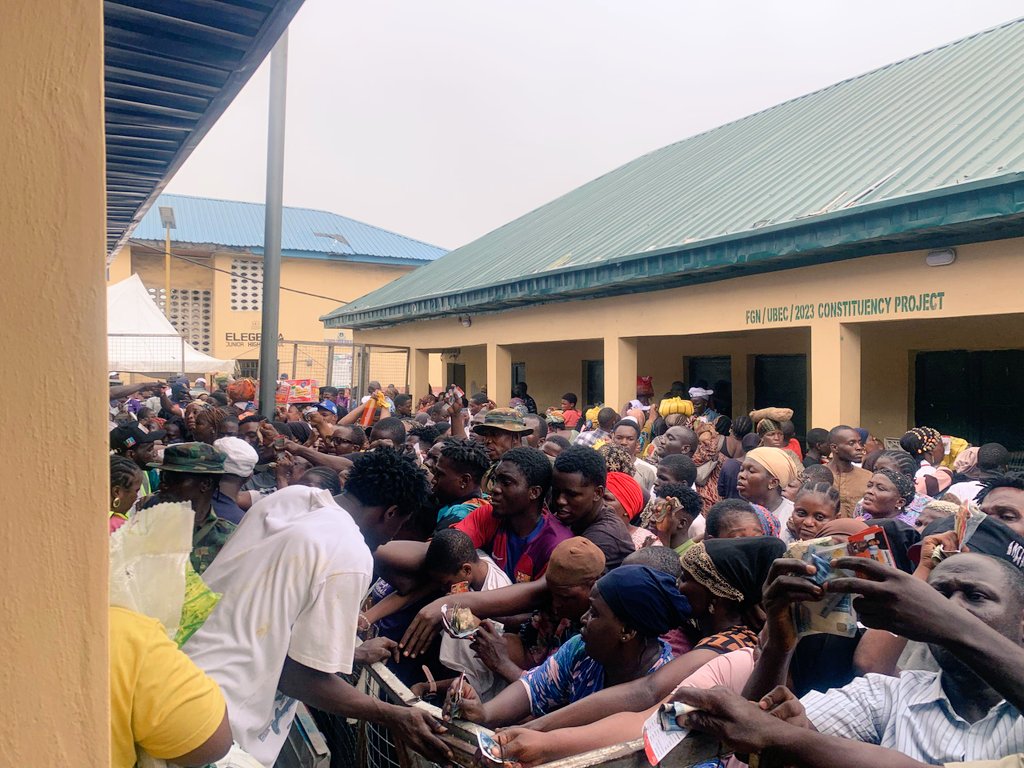 honlaraoyekan's tweet photo. Grateful Heart  

Yesterday, we successfully held the 6th Edition of Senator Oluremi Tinubu Food Bank, tagged OJA ASIWAJU 'Eniyan L’aso Mi', and my heart is full.

As one of my constituency programmes for Lagos Island 1, it was a joy to see our people come out in large numbers to enjoy massive discounts of 50% to 75% on food items and household essentials at Olowogbowo. This initiative is truly making life easier for our families. 

 To the wonderful people of Lagos Island 1, thank you for your unwavering support, love, and trust in me. Everything I do is for you and because of you. I remain deeply grateful. 

 I also want to sincerely thank the APC stakeholders and leaders for finding me worthy to be nominated for a second term. Your confidence in me is a responsibility I do not take lightly. I promise to keep serving with all my heart.  Together, we are building a better, stronger, and more caring Lagos Island 1. 

God bless you all.
God bless Lagos Island 1.
God bless our great party, APC.