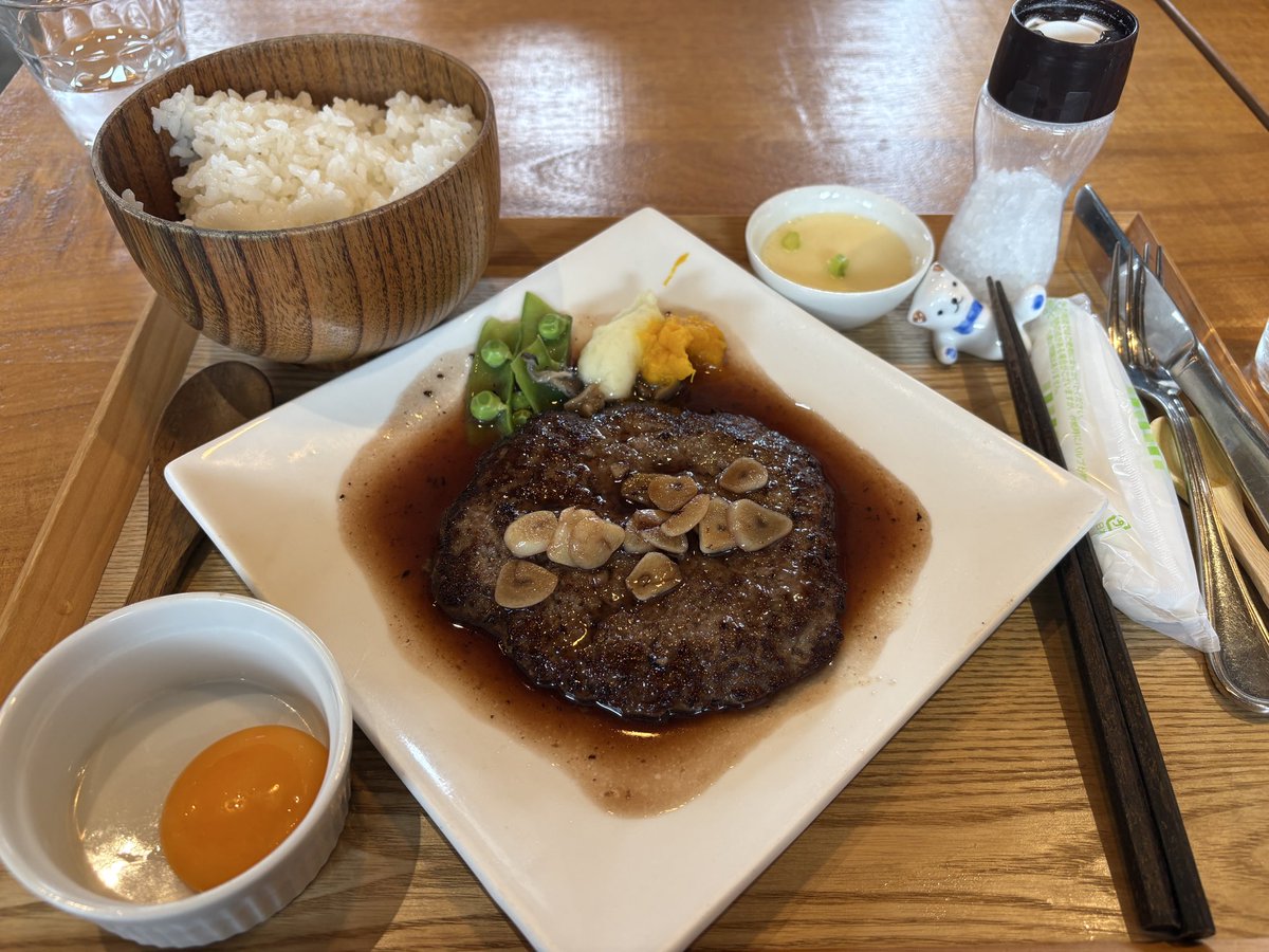 びすこ tweet media