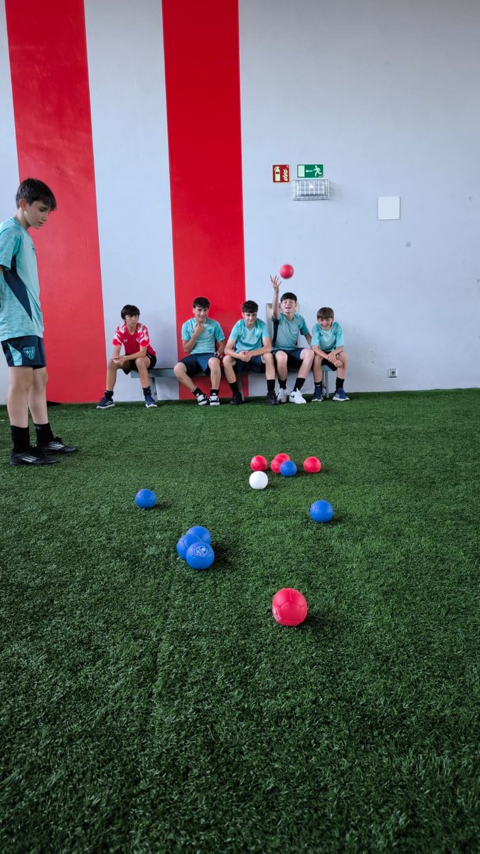 DenonPena's tweet photo. Seguimos colaborando con @AthleticClub 🇦🇹  en el programa GARATHUZ de formación en valores sociales. Hoy los chavales del ATHLETIC CLUB infantil 2012 han  experimentado basket, boccia y slalom en silla de ruedas ♥️🇦🇹

#AupaAthletic #UniqueintheWorld #DenonAthletic #AthleticClub https://t.co/vjdnrmt3V0