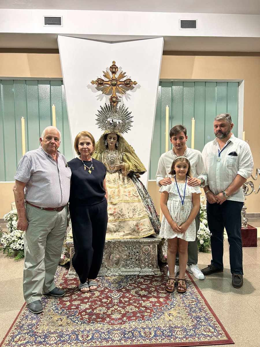 HdadNieves's tweet photo. #REPRESENTACIONES
Ayer, nuestro hermano mayor y miembros de la hermandad acompañaron a @amorhermosofi en su besamanos y meditación.

Para la ocasión la Virgen porta un manto de Nuestra Señora de las Nieves cedido para la ocasión, sirviendo así un año más a tan querida corporación https://t.co/rkiPqmNFZ3