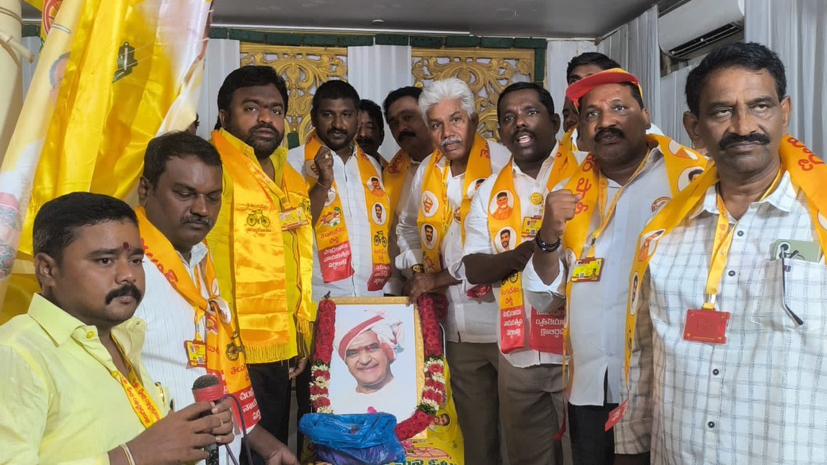 TdpBestha's tweet photo. కడప 
ప్రతి తెలుగుదేశం కార్యకర్త మహా పండుగలా నిర్వహించుకొనే మహోన్నత కార్యక్రమమే మహానాడు అని వేదిక ఏదైనా ప్రత్యక్షంగా అయినా వర్చివల్గా అయినా ఒకటే సమాధానం లక్షల్లో కార్యకర్తలు హాజరు కావడమే అందుకు నిదర్శమని ఫిషర్మెన్ కో-ఆపరేటివ్ సొసైటీస్ యాటగిరి రాంప్రసాద్ పేర్కొన్నారు. https://t.co/jLEQrBrWs2