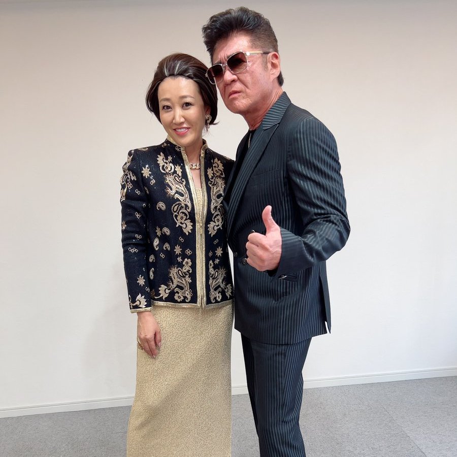 6seiNet's tweet photo. 大好きな小沢さんとコラボ撮影！

Netflixさんに「細木数子になれるかつら」をいただいたので着用してみました😂
似合うかしら？

コラボ動画は後日、小沢さんのYouTubeチャンネルにUPされるのでお楽しみに✨
#細木数子 #地獄に堕ちるわよ https://t.co/E1lWXTLEDb