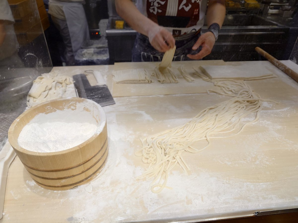 PSO2elliott's tweet photo. 丸亀製麺 小川町店

神保町にある普通の丸亀製麺だが！
職人祭というイベントで3日間だけ大阪の人気手打ちうどん屋、上を向いての出張店舗に
柔らかいのにコシがある素晴らしい讃岐うどんで大満足

#飯テロ https://t.co/rPB9wy4zVk