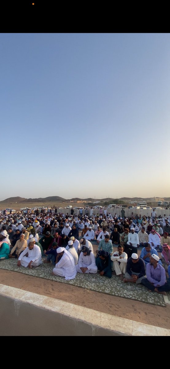 humaig1's tweet photo. أدى رئيس المركز الاستاذ / محمد بن حماد صلاة العيد مع جموع المصلين ، واستقبل المهنئين بالعيد ، أعاده الله علينا باليمن والبركات https://t.co/K7JqeCPrqP