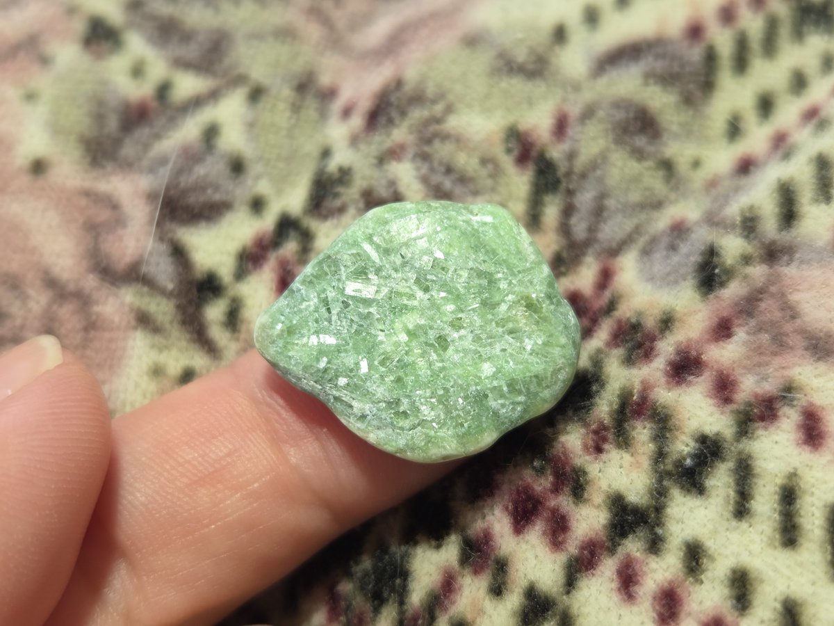 連れが拾いましたシリーズ】 謎石。比重3.20。 翡翠にしては結晶粗過ぎ
