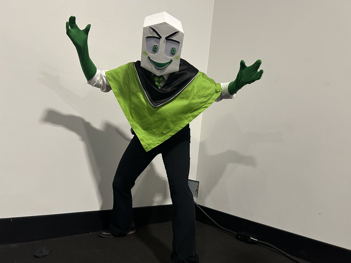 sym8tree's tweet photo. My completed Battat cosplay!! https://t.co/V6HegnrfiC