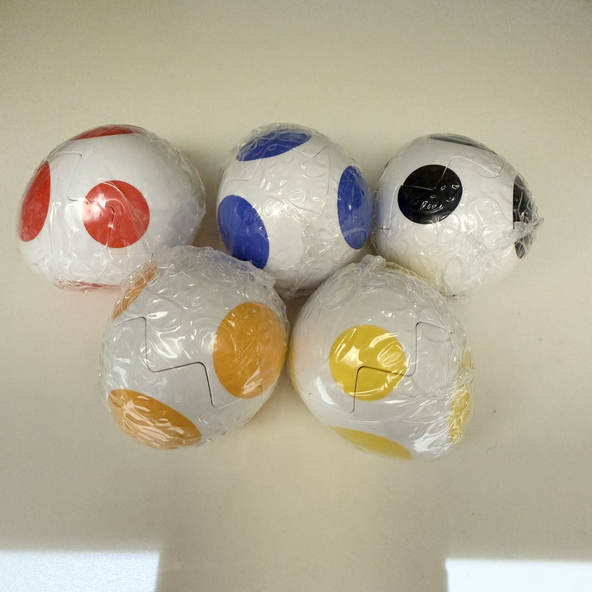 aaa_712_'s tweet photo. @0
ヨッシー めじるしアクセサリー ガチャ

【譲】黄、オレンジ、赤、青、黒（画像1枚目）

【求】サンリオ ジュエリーデコバンド（どちらでも可）

郵送での交換希望です。 https://t.co/1AnJPYGVMx