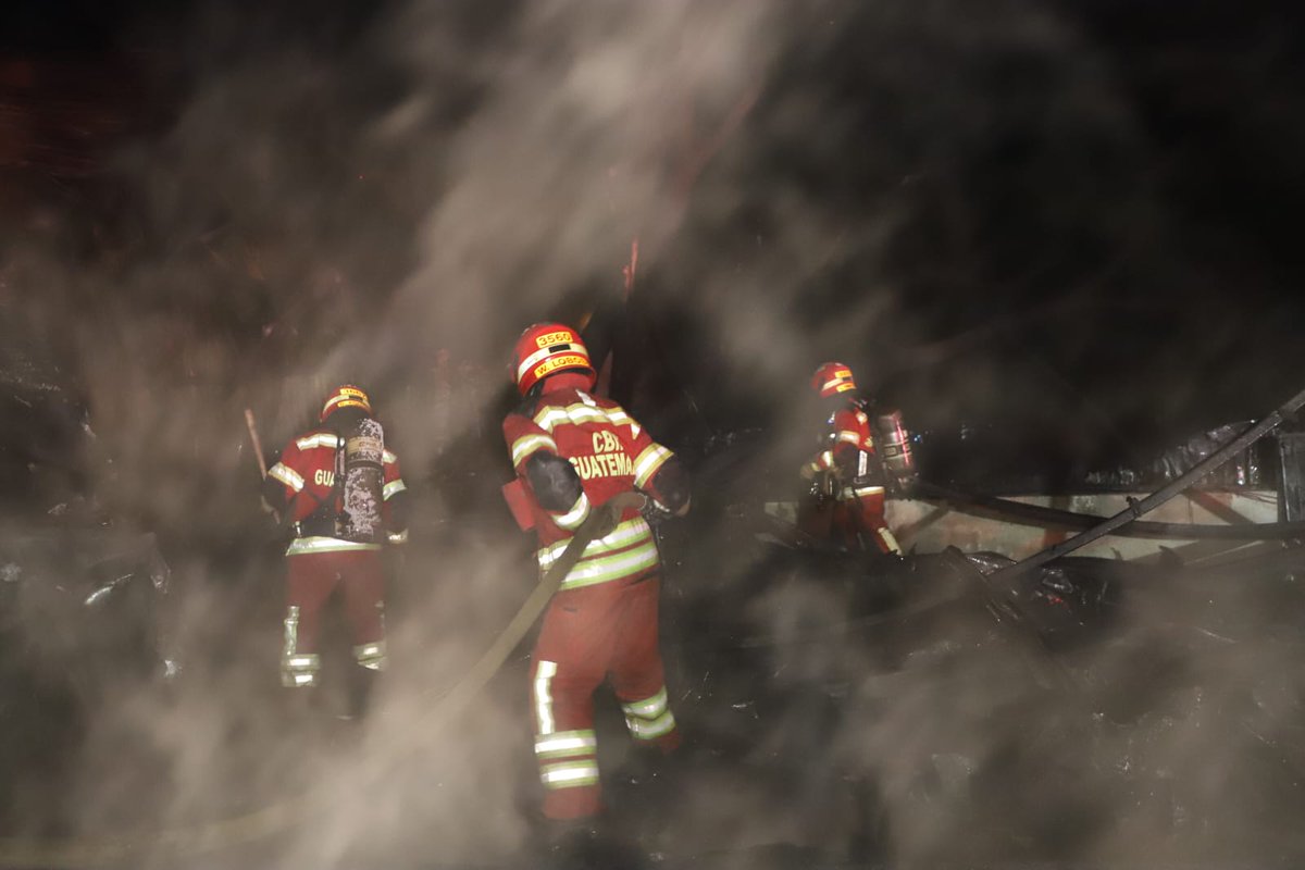 bomberosmuni's tweet photo. A esta hora se continúan las labores de enfriamiento en el sector. Si transitas por el km 19 de la Ruta al Atlántico, cede el paso a los vehículos de emergencia. https://t.co/2EMj9382ek