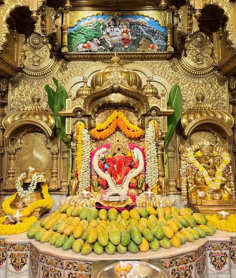 XGuruManoj's tweet photo. 🕉️श्री सिद्धिविनायक गणपती बाप्पा ❣️
जय श्री गणेश 🌹🙏🌹 https://t.co/ThG4dd4jRN