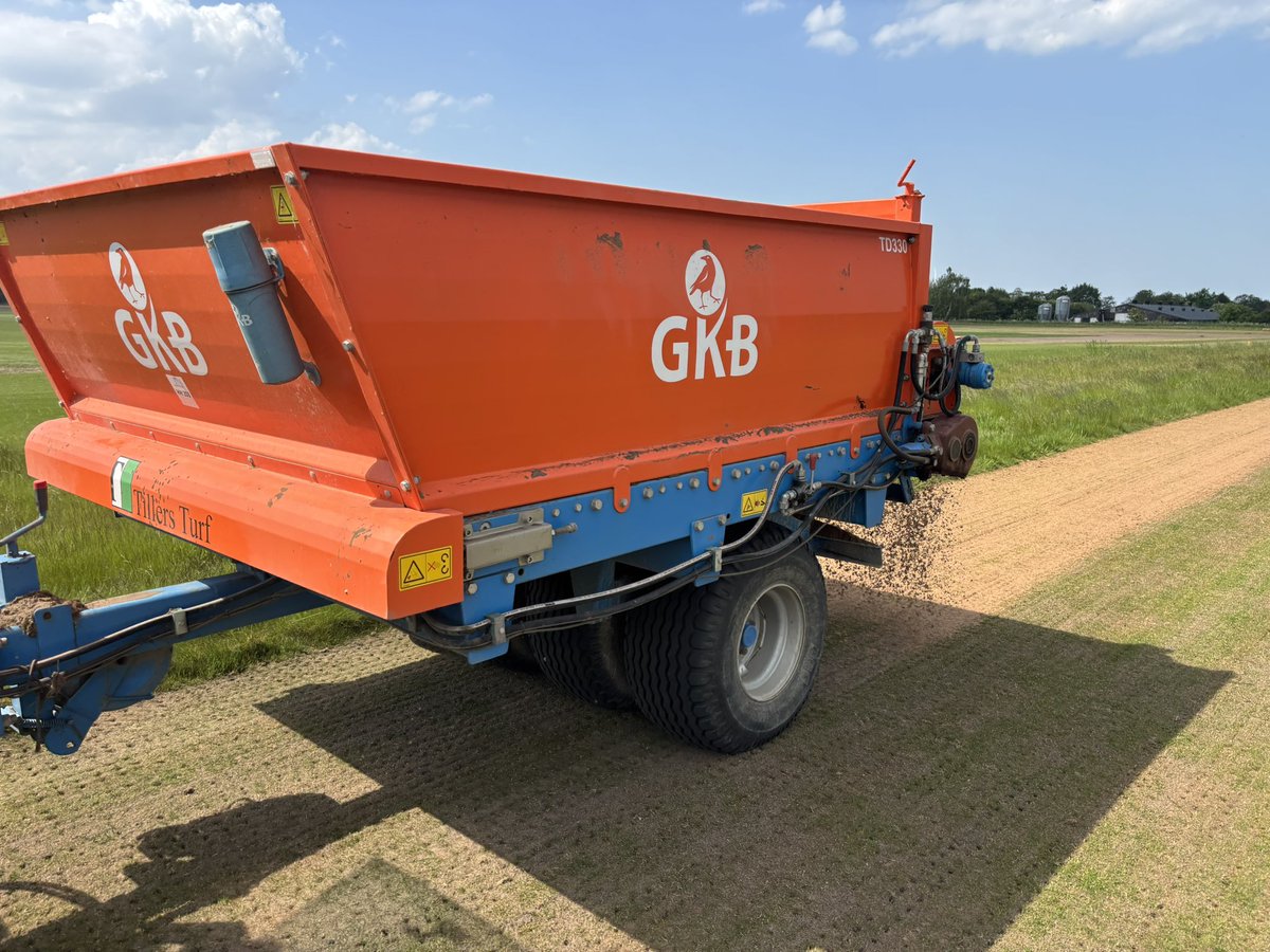 tillersturf's tweet photo. Sand Sprading our Poa Bent after Major Hollow Core Campaign Harvest. https://t.co/4I4nJH9zTx