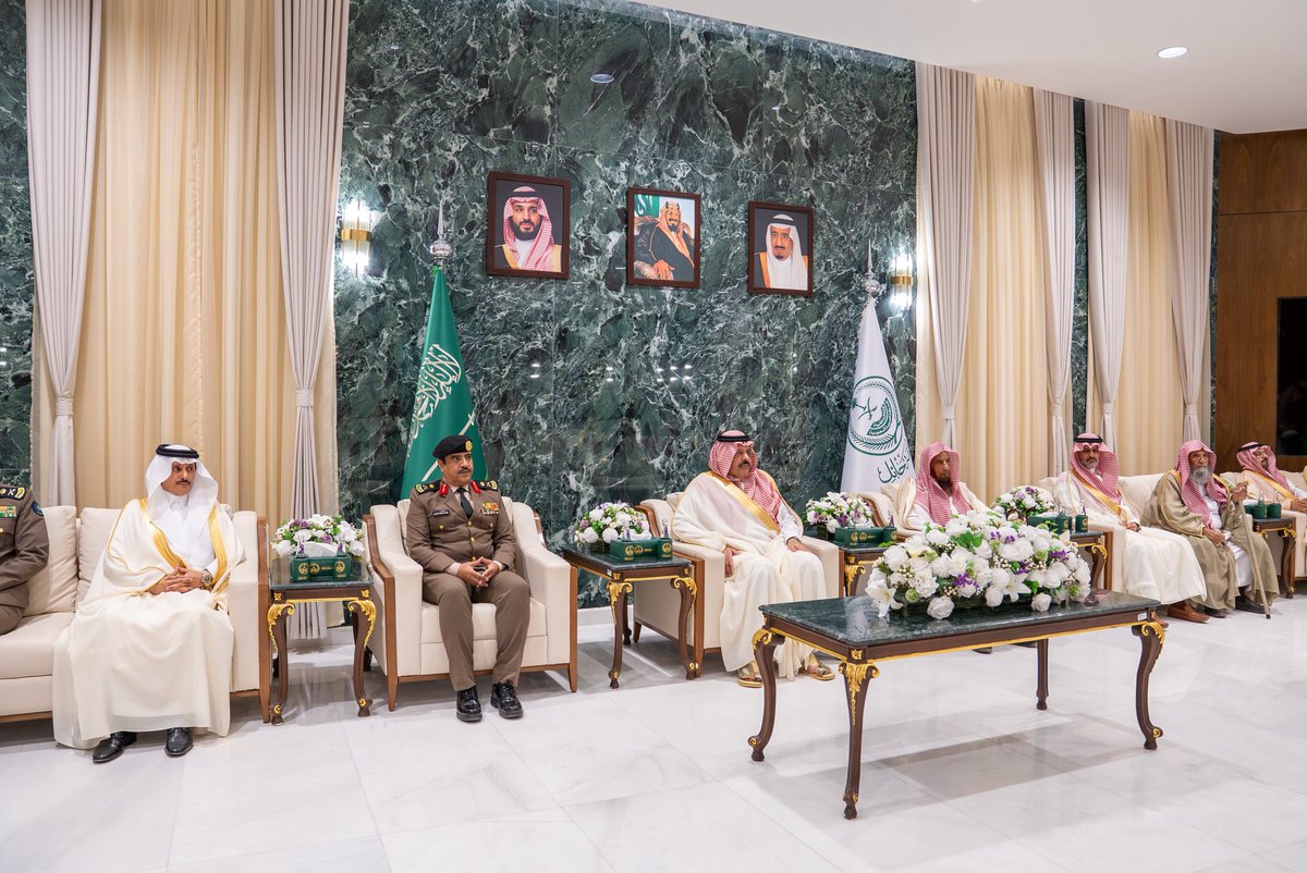 emara_hail's tweet photo. سمو #أمير_منطقة_حائل يستقبل جموع المهنئين من الأهالي والمسؤولين بمناسبة  عيد الأضحى المبارك للعام 1447هـ.

#إمارة_منطقة_حائل https://t.co/Tv9zZADq0o