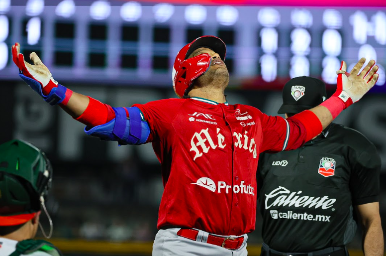 Beisbolpuro's tweet photo. CANÓ DEFINIÓ DUELAZO EN EL KUKULCÁN

Cuadrangular de dos carreras de Robinson Canó fue determinante para que los @DiablosRojosMX se impusieran 2-1 a los @leonesdeyucatan en un tremendo duelo de pitcheo.

El batazo de Canó fue en la tercera entrada ante los lanzamientos del abridor y derrotado Yoanner Negrín (3-3, 4.34), quien fue el único daño que permitió en cinco entradas en las que recetó siete ponches.

Humberto Castellanos (1-0, 4.15) fue el ganador con cinco innings de labor, en los que permitió una carrera, tres hits y ponchó a cinco.

El relevo de ambos equipos lanzó cuatro entradas por lado mostrándose implacable aceptando apenas cuatro hits en total y recetando 10 chocolates.

#LaCasaDelRey