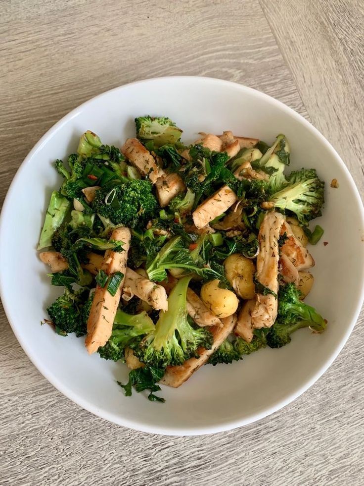 Mente_Sabiaa's tweet photo. La pérdida de grasa no se trata de comer menos… sino de comer inteligente.

Estas combinaciones mantienen lleno tu estómago y reducen antojos brutalmente.

#1 Pollo y Brocoli. https://t.co/sx3YVncmS4