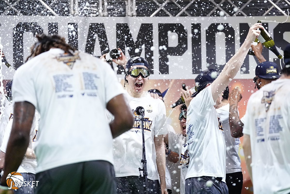 jbasket_jp's tweet photo. 【Bリーグファイナル】長崎ヴェルカ
2025-26 Bリーグチャンピオン🏆
🍾シャンパンファイト🍾
⁡
最高の笑顔がこのシリーズの厳しさを物語っていた。
⁡
頂点へ。
創立5年クラブ史上初の日本一。
⁡
#長崎ヴェルカ
＠n_velca 
#Bリーグファイナル
#Bリーグチャンピオン https://t.co/c9pdgBy3xz