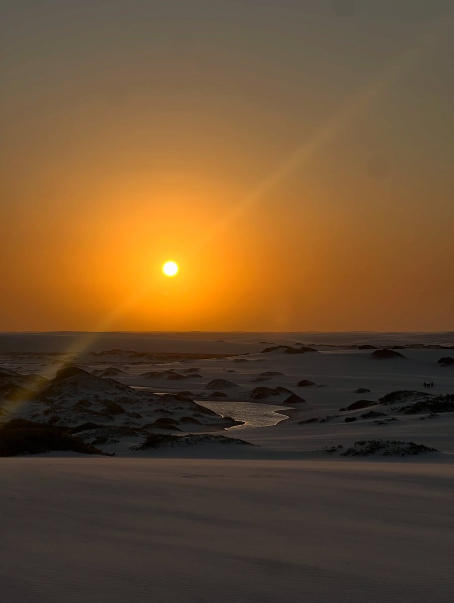 camntx's tweet photo. The setting sun sinks into the clouds; the evening breeze hides within the heart.🥰 https://t.co/rqDfC7xRa9