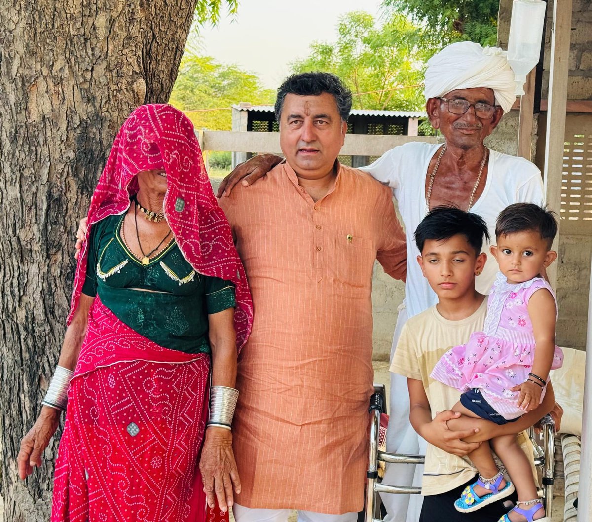 Lalaramband's tweet photo. जनसेवा का सबसे सुंदर रूप तब दिखाई देता है,
जब जनप्रतिनिधि अपने क्षेत्र के हर बुजुर्ग में अपने माता-पिता का सम्मान और हर परिवार में अपना परिवार देखे🙏

माननीय मंत्री एवं विधायक श्री के.के. बिश्नोई जी का स्नेह सिर्फ राजनीति तक सीमित नहीं,
बल्कि क्षेत्र के आमजन के प्रति उनका अपनापन और सम्मान ही उनकी असली पहचान है।

एक ओर अपने पूज्य माता-पिता के साथ संस्कारों की छवि,
तो दूसरी ओर क्षेत्र के आम लोगों के बीच परिवार जैसा अपनापन —
यही एक सच्चे जनसेवक की पहचान होती है। ❤️

*यह नज़ारा, माता-पिता और अपने बेटे से कम नहीं लगता*

*गुड़ामालानी के कोहिनूर* 🩷 @kkvishnoibjp

#KKBishnoi #जनसेवा #संस्कार #अपनापन #विधानसभा_परिवार