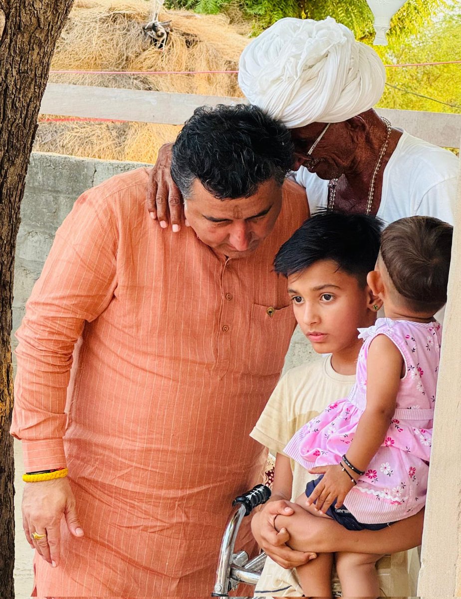 Lalaramband's tweet photo. जनसेवा का सबसे सुंदर रूप तब दिखाई देता है,
जब जनप्रतिनिधि अपने क्षेत्र के हर बुजुर्ग में अपने माता-पिता का सम्मान और हर परिवार में अपना परिवार देखे🙏

माननीय मंत्री एवं विधायक श्री के.के. बिश्नोई जी का स्नेह सिर्फ राजनीति तक सीमित नहीं,
बल्कि क्षेत्र के आमजन के प्रति उनका अपनापन और सम्मान ही उनकी असली पहचान है।

एक ओर अपने पूज्य माता-पिता के साथ संस्कारों की छवि,
तो दूसरी ओर क्षेत्र के आम लोगों के बीच परिवार जैसा अपनापन —
यही एक सच्चे जनसेवक की पहचान होती है। ❤️

*यह नज़ारा, माता-पिता और अपने बेटे से कम नहीं लगता*

*गुड़ामालानी के कोहिनूर* 🩷 @kkvishnoibjp

#KKBishnoi #जनसेवा #संस्कार #अपनापन #विधानसभा_परिवार